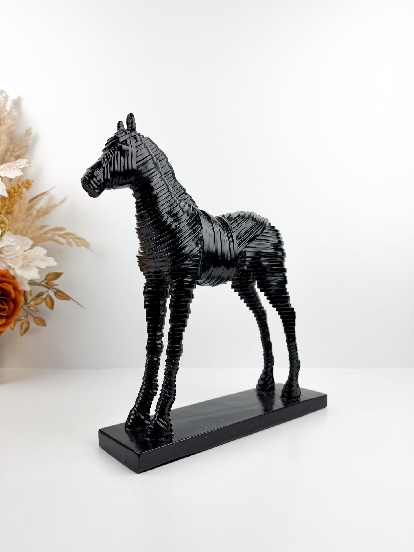 Sculpture de cheval aux finitions noir  élégante