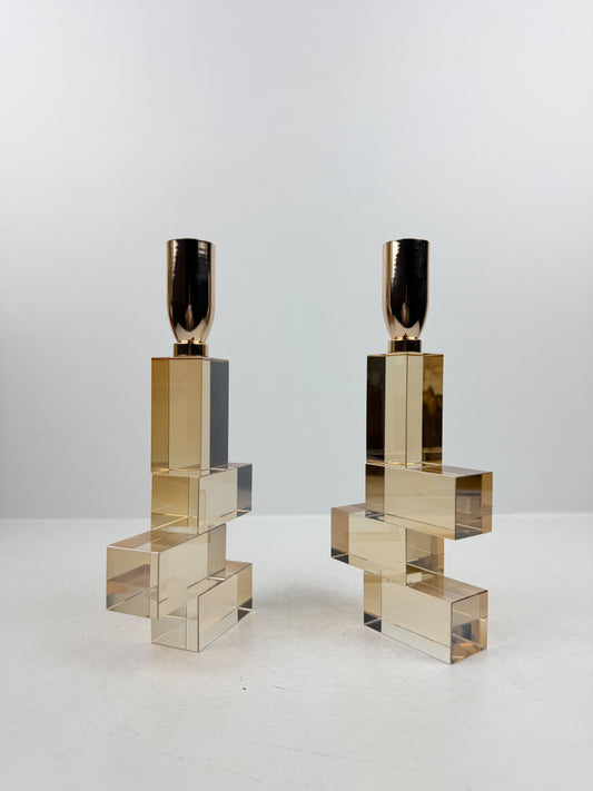 Duo de bougeoirs sculpturaux de motifs luxe cube en cristal.