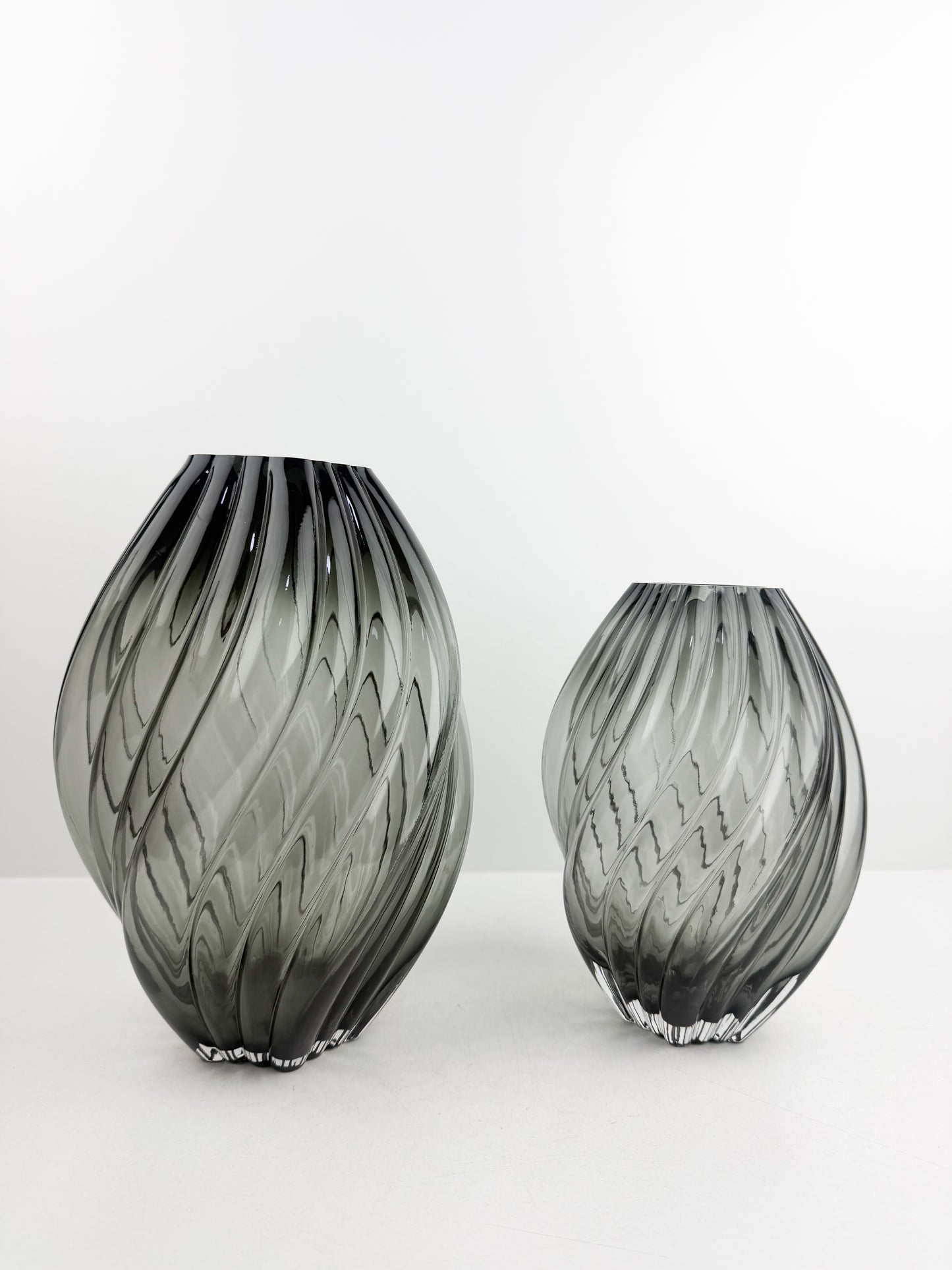 Duo de vases en verre gris aux finitions impeccables