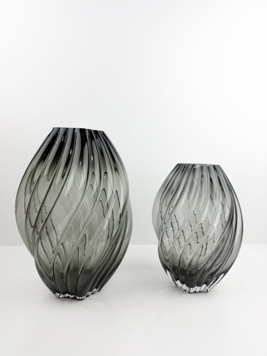 Duo de vases en verre gris aux finitions impeccables