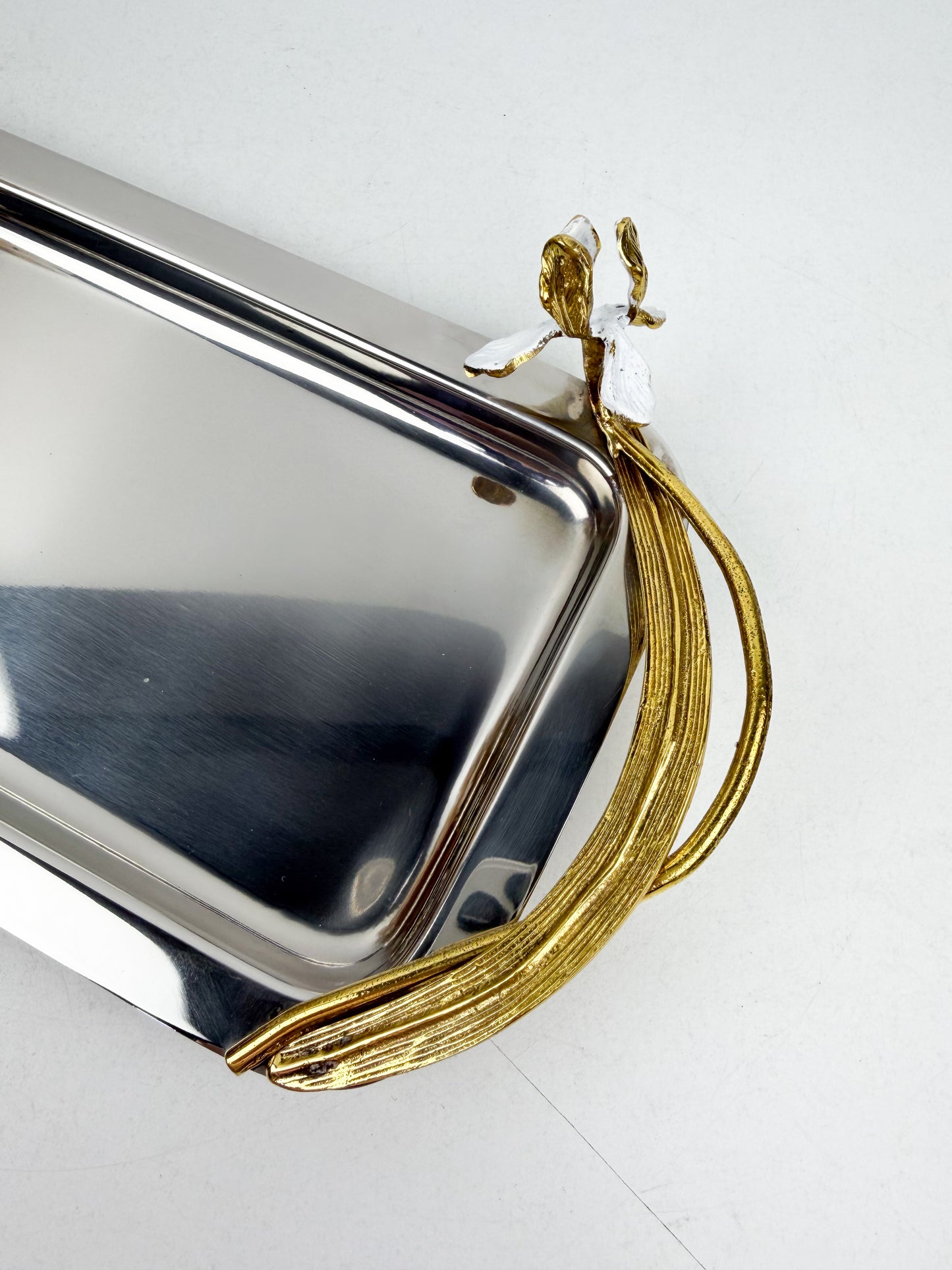 Plateau rectangulaire en métal brillant aux finitions dorées
