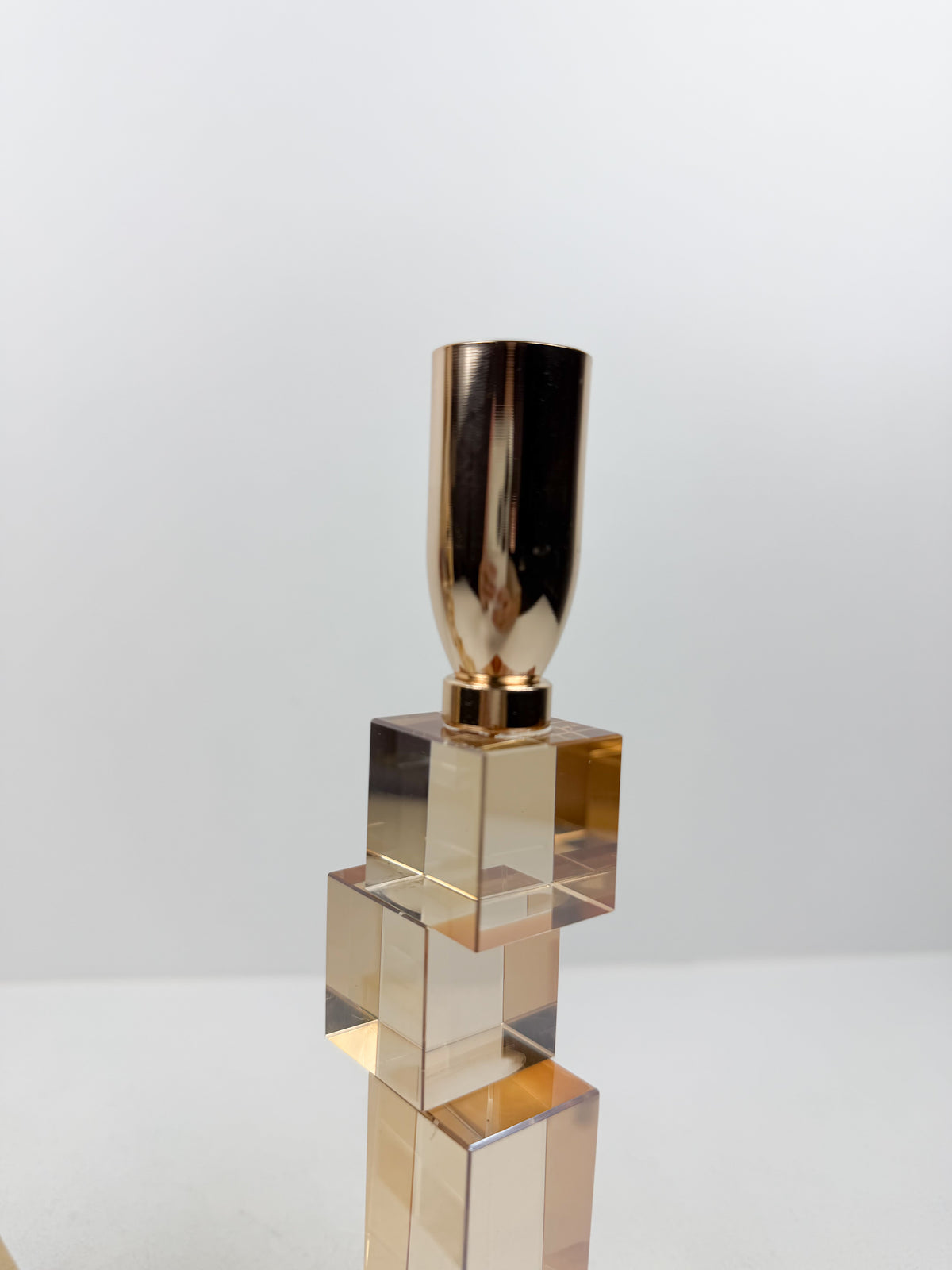 Duo de bougeoirs sculpturaux de motifs luxe cube en cristal .