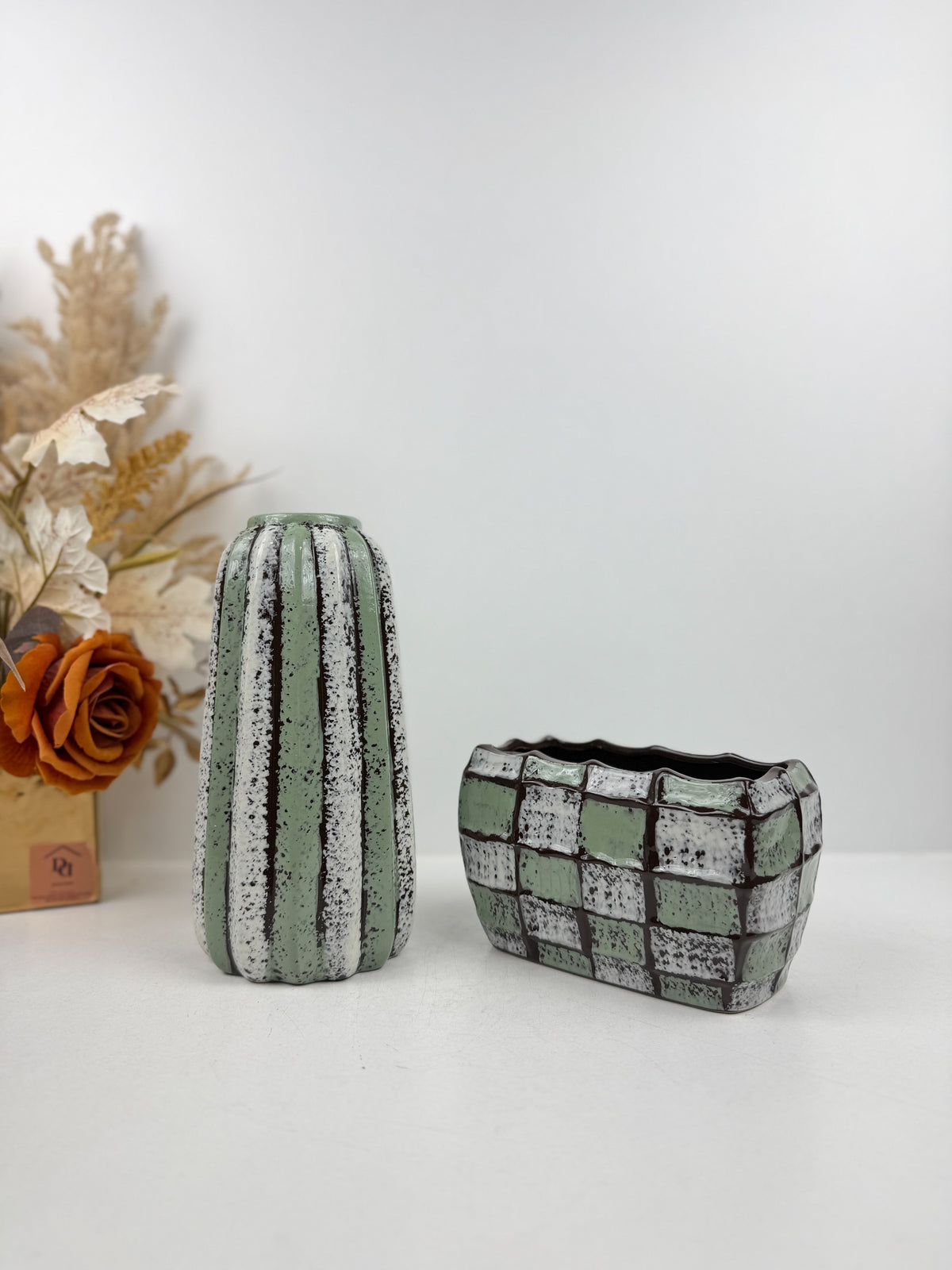 Duo de vases en céramique à motifs géométriques.