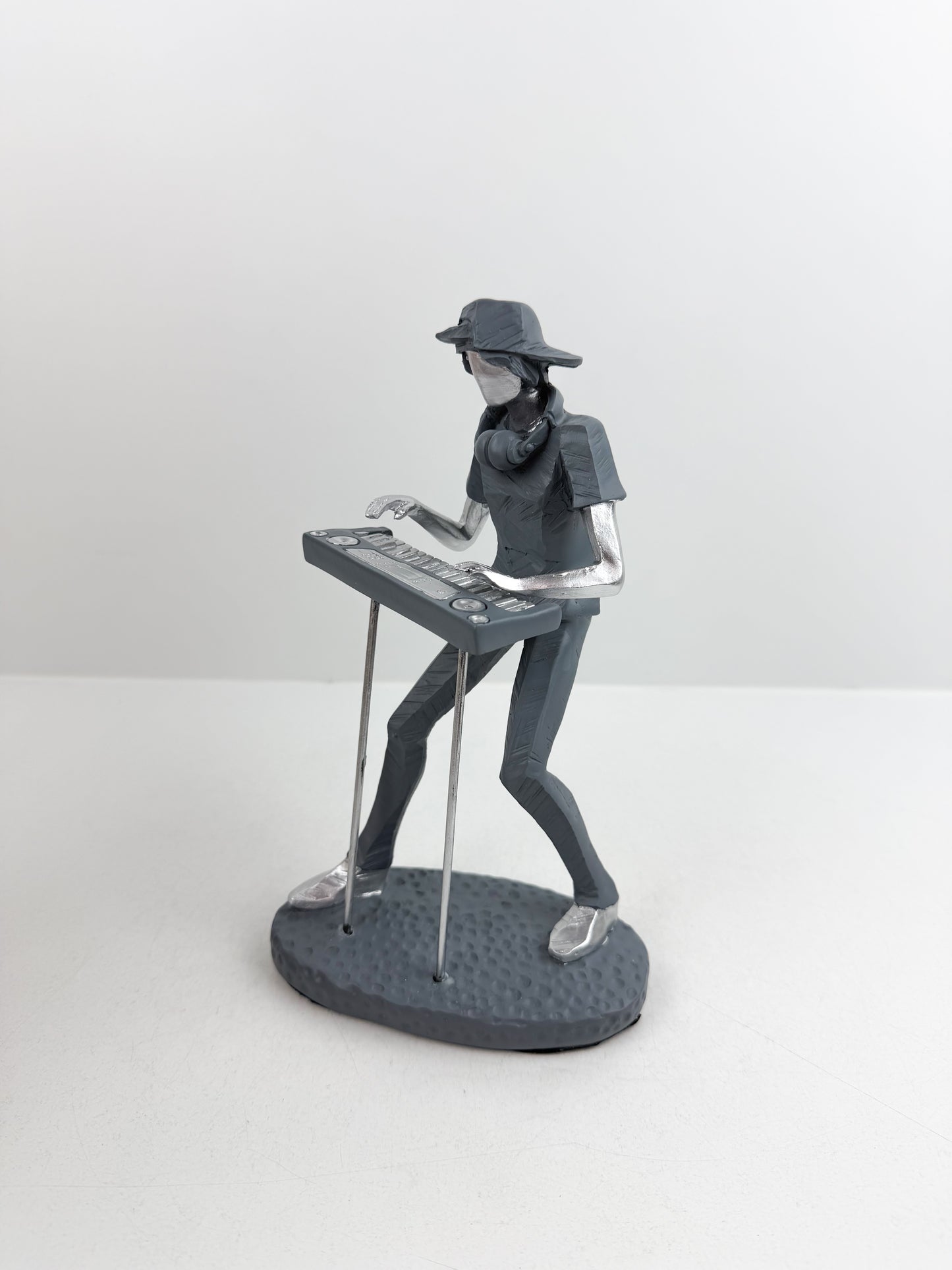 Figurine décorative représentant un musicien de piano élégant.
