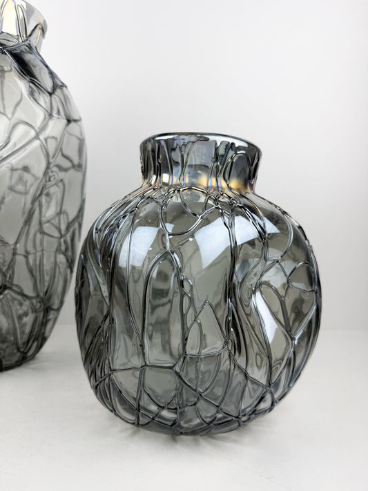 Duo de grands vases sculptés en gris