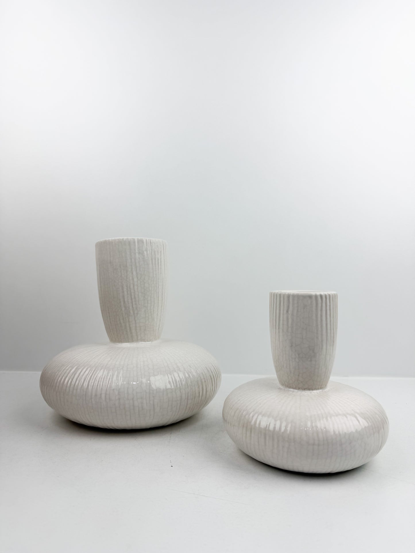 Duo de vases solitaires en céramique blanc cassé avec un col Strié.