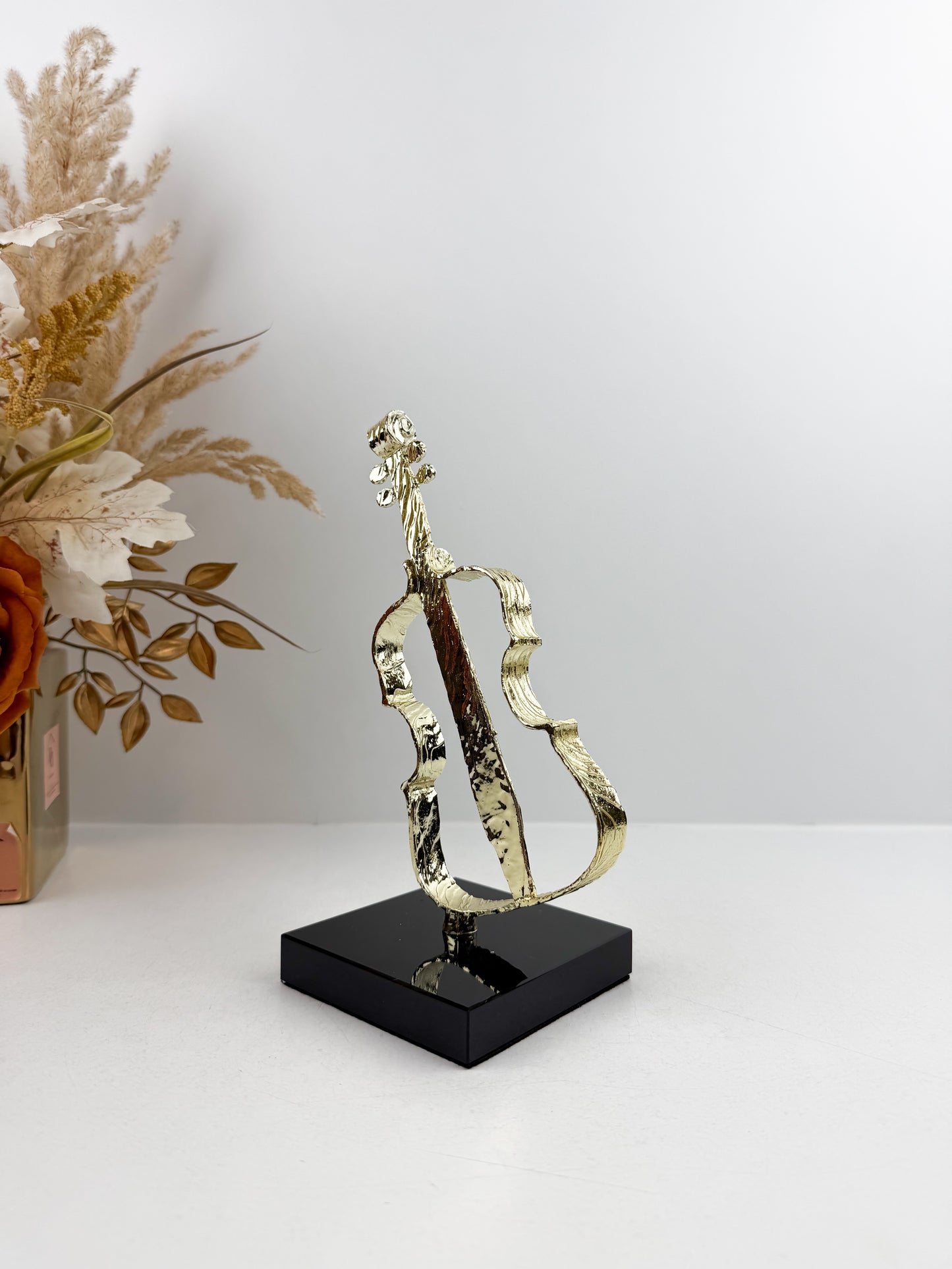 Figurine décorative élégante représentant une guitare en métal doré.