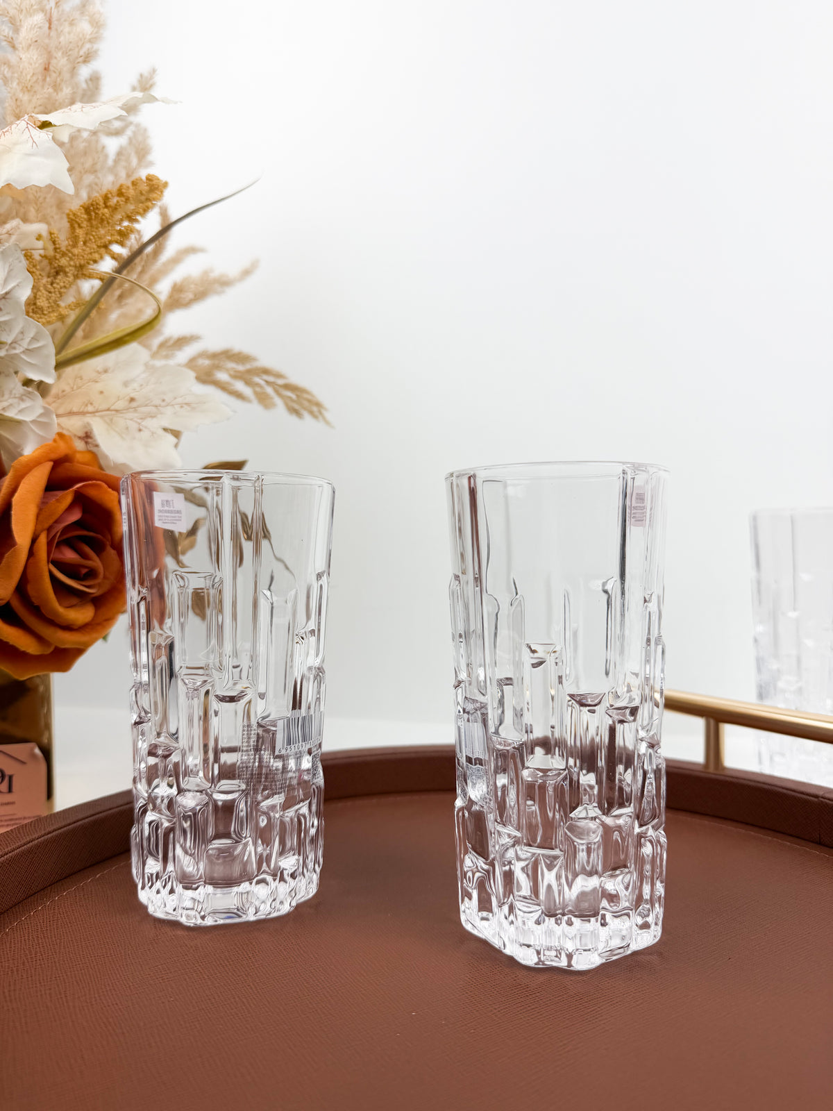 Six verres transparents ciselés en verre texturé à motifs géométriques en relief.