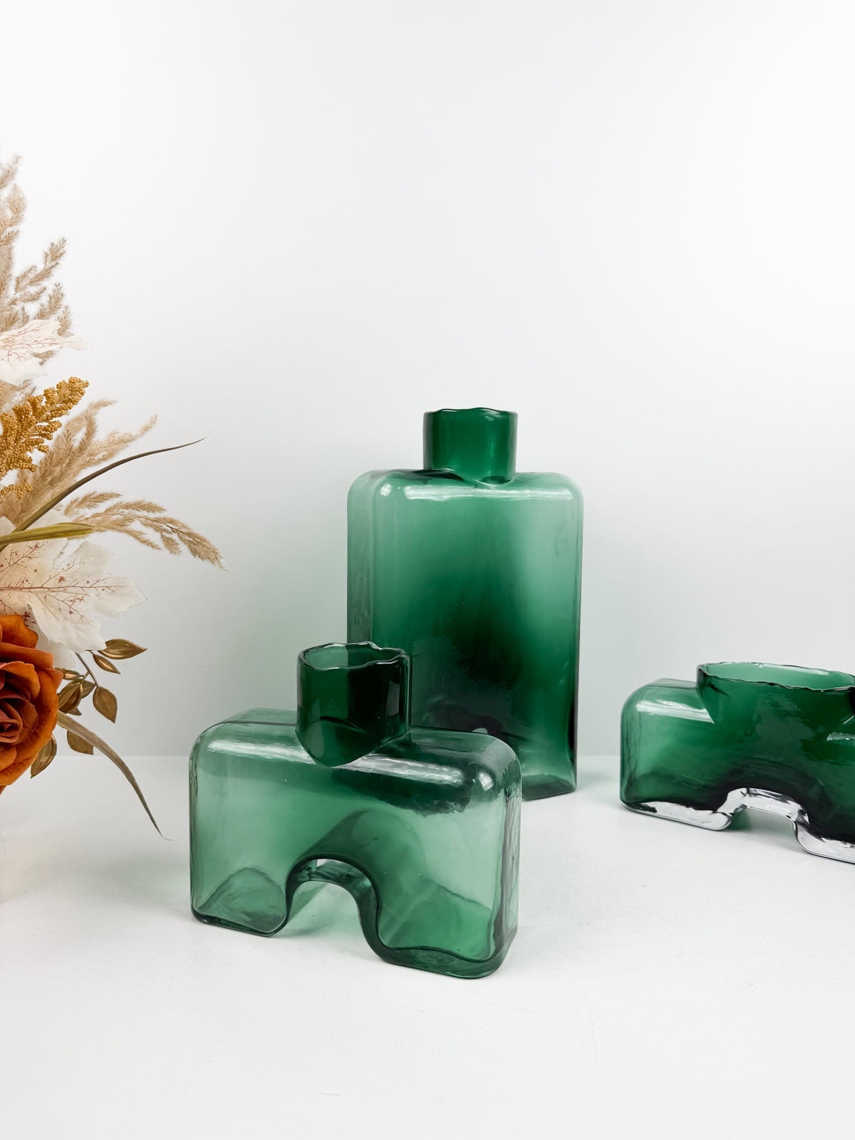 Trio de vases sculpturales géométriques et équilibrées moderne.