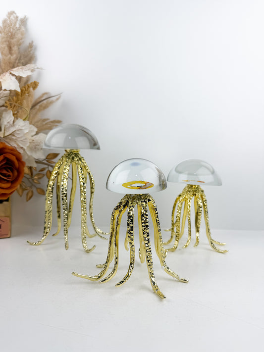 Trois sculptures de méduses dorées en métal avec un dôme en cristal