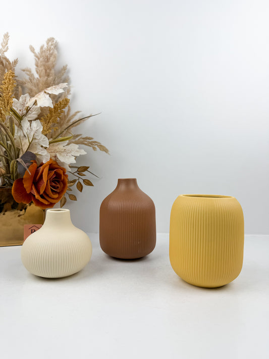 Trio de vases aux formes épurées et aux teintes contrastées