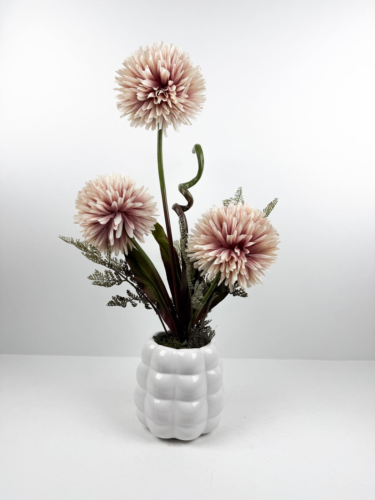 Fleurs artificielles élégantes en forme de pompons éclatantes.
