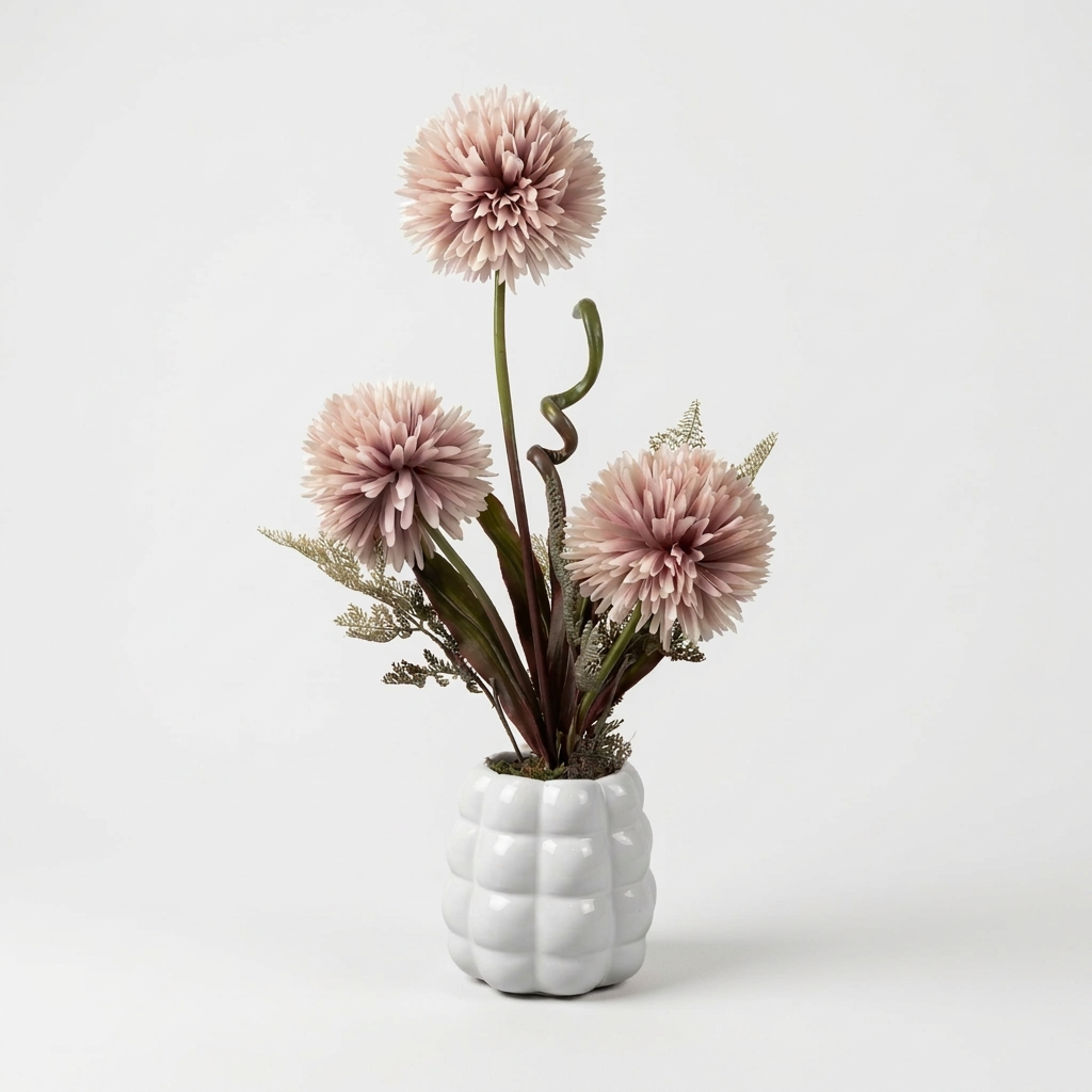 Fleurs artificielles élégantes en forme de pompons éclatantes.