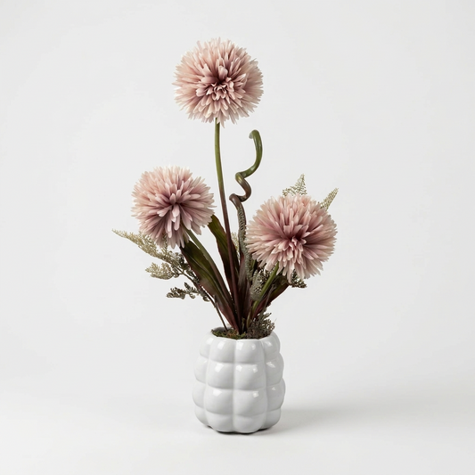 Fleurs artificielles élégantes en forme de pompons éclatantes.