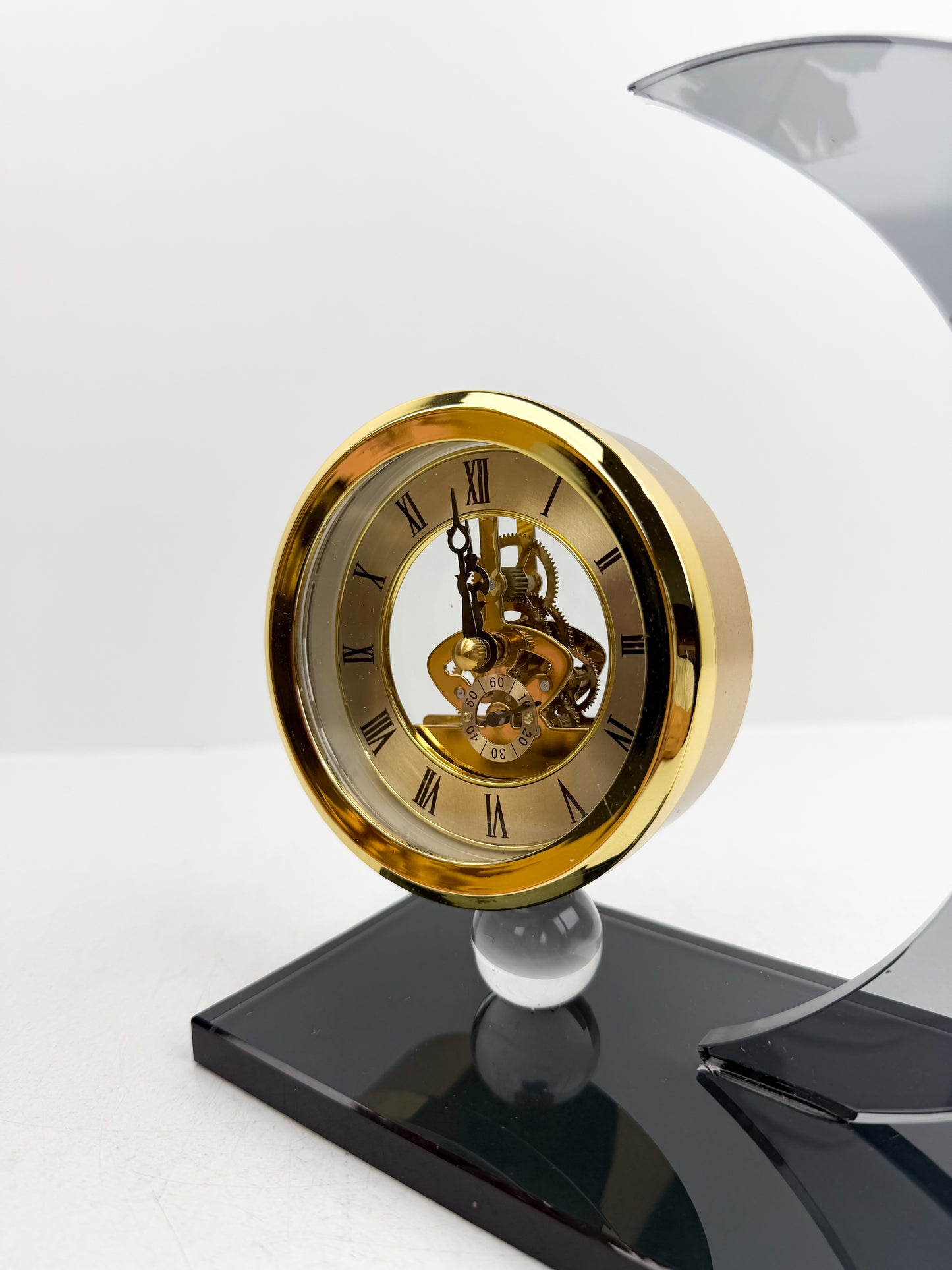 Horloge de table en cristal au design contemporain en forme de la lune