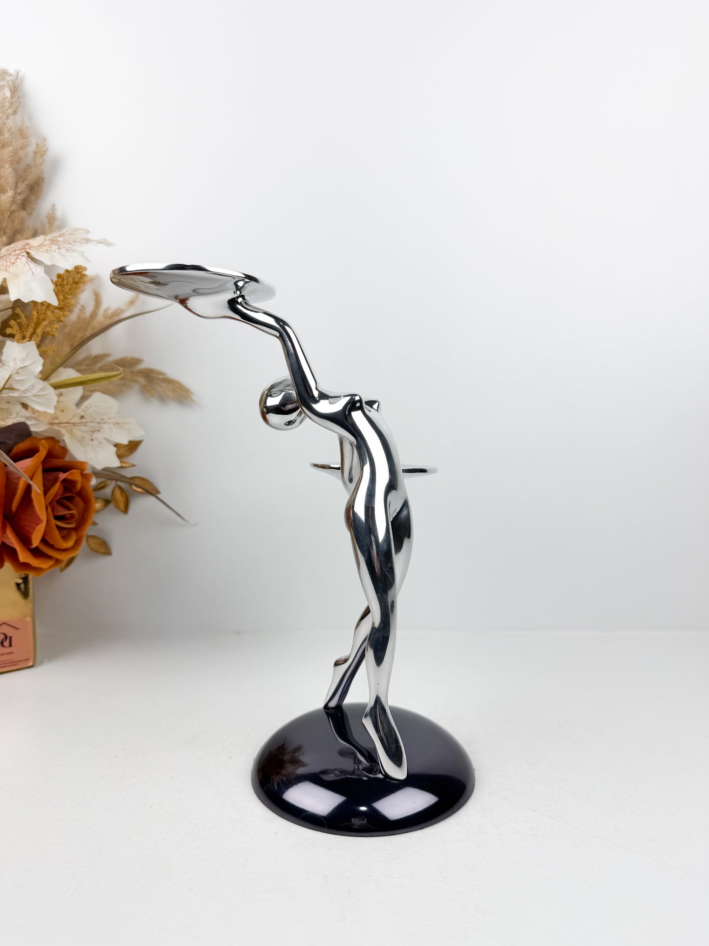 Porte-bougie élégant en forme de femme argentée façonné en cuivre de qualité