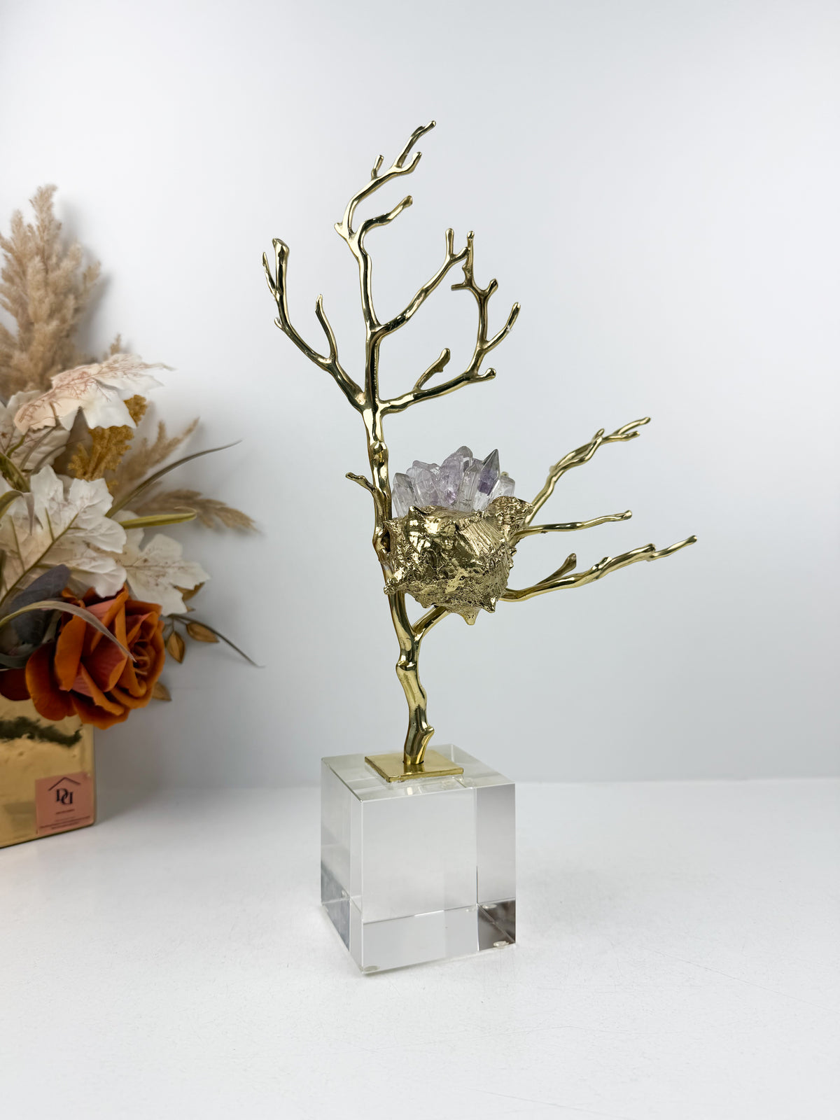 Sculpture de luxe de forme coquillage alliant l'élégance intemporelle du laiton doré aux reflets captivants des cristaux naturels.