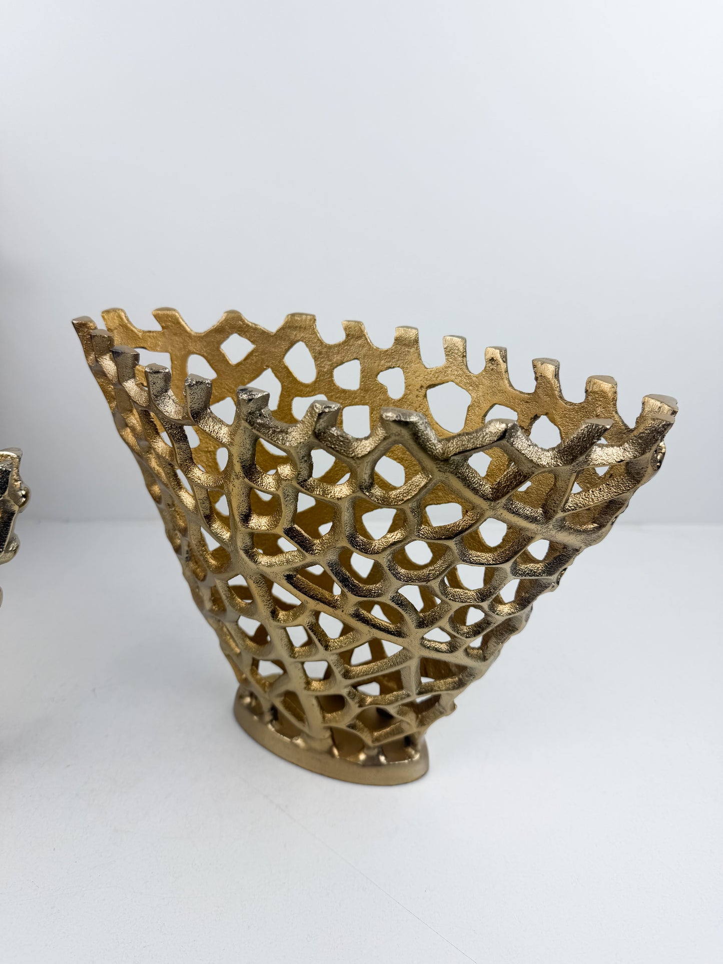 Vases décoratifs au design ajouré élégant, inspirés par la beauté naturelle du corail.