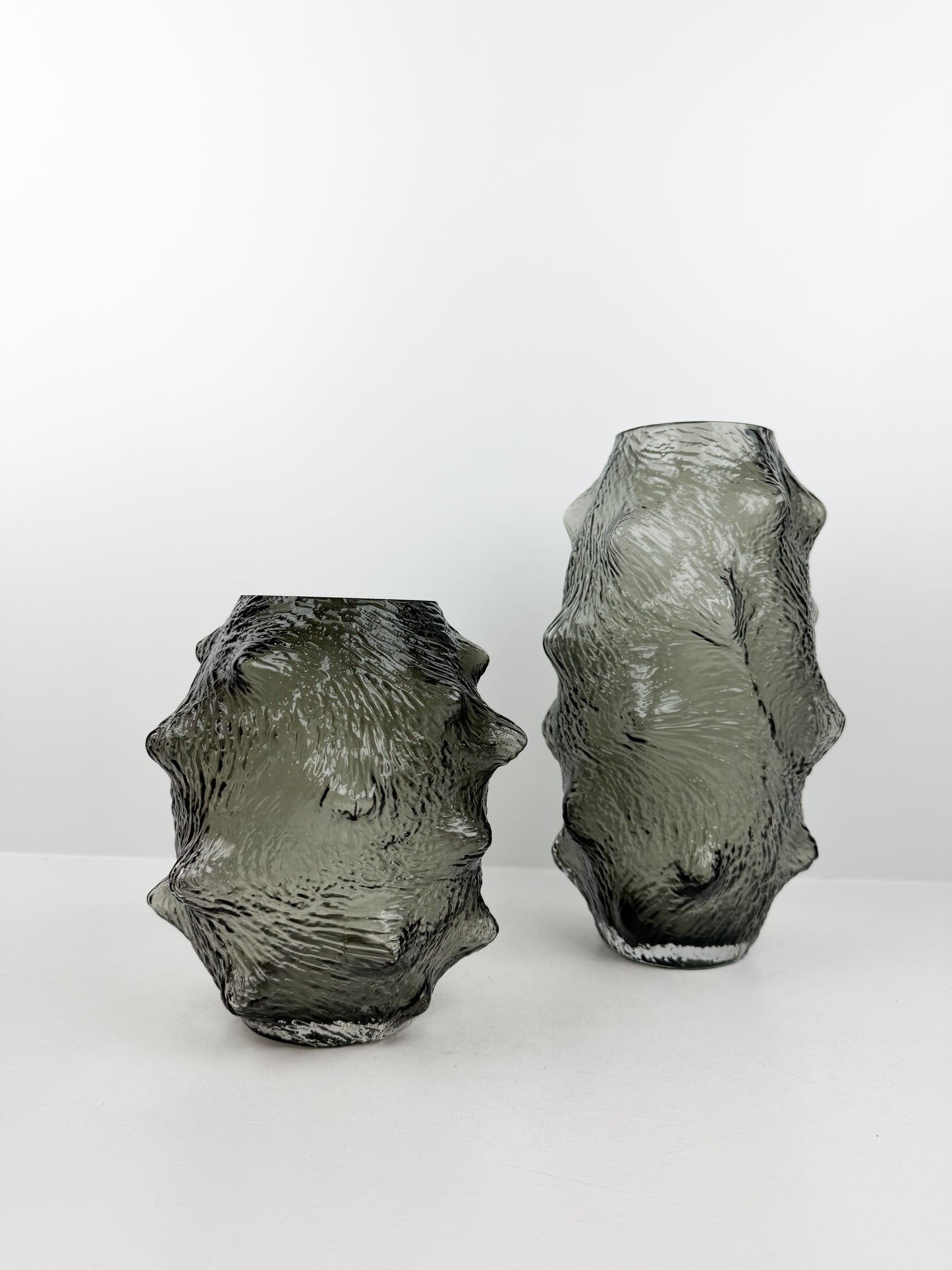 Duo de vases aux formes organiques inspirées de la concombre de mer en gris