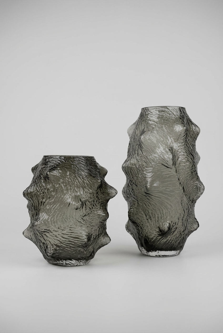 Duo de vases aux formes organiques inspirées de la concombre de mer en gris