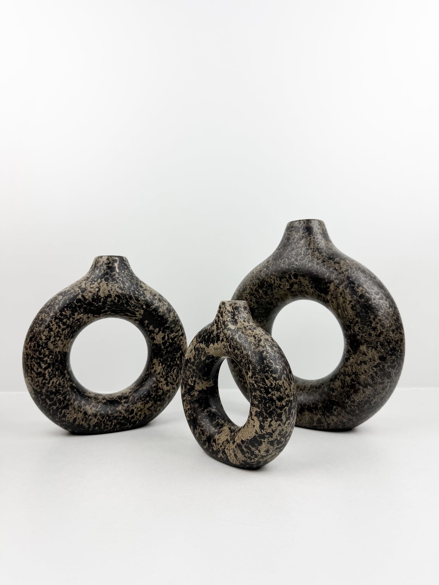 Ensemble de trois vases en céramique élégants noir