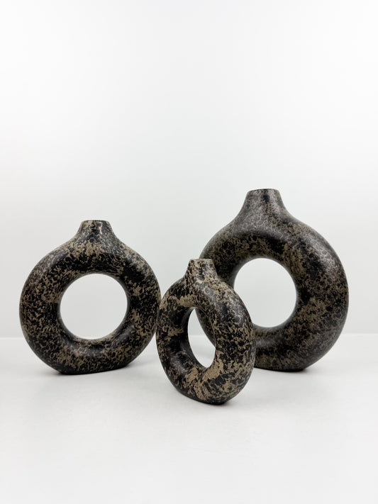Ensemble de trois vases en céramique élégants noir