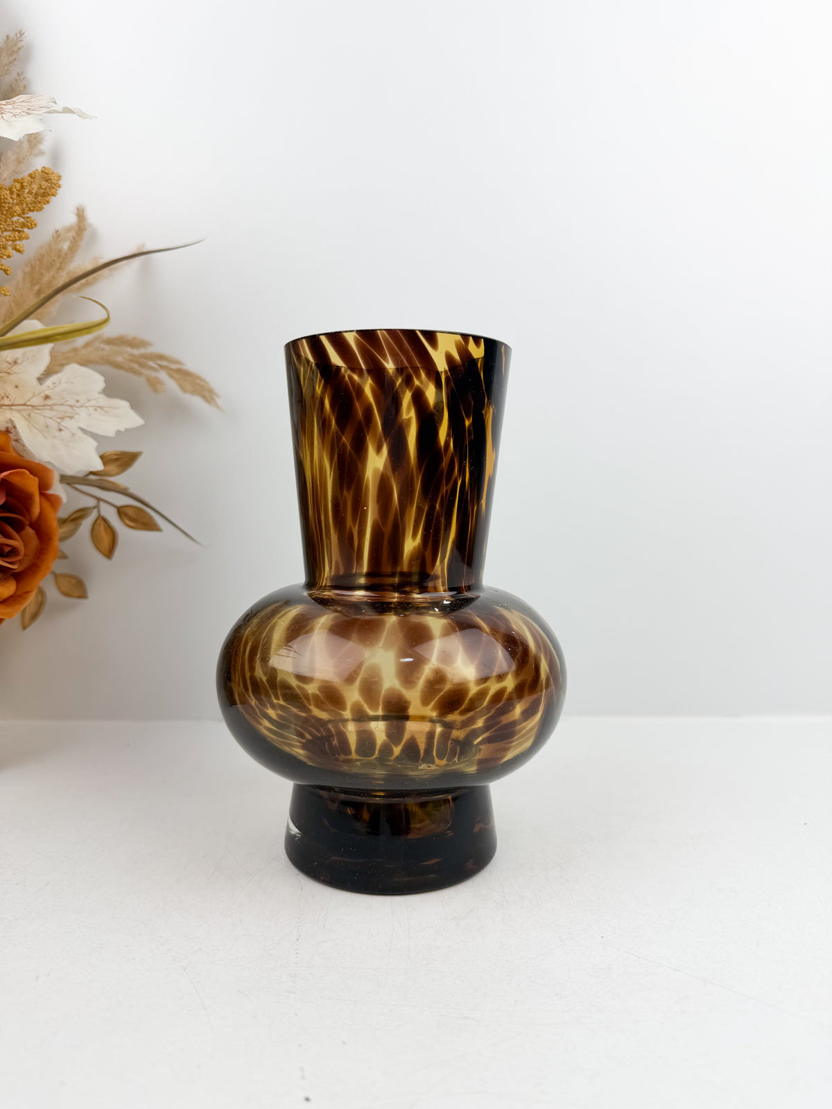 Vase sculptural marron très chic.