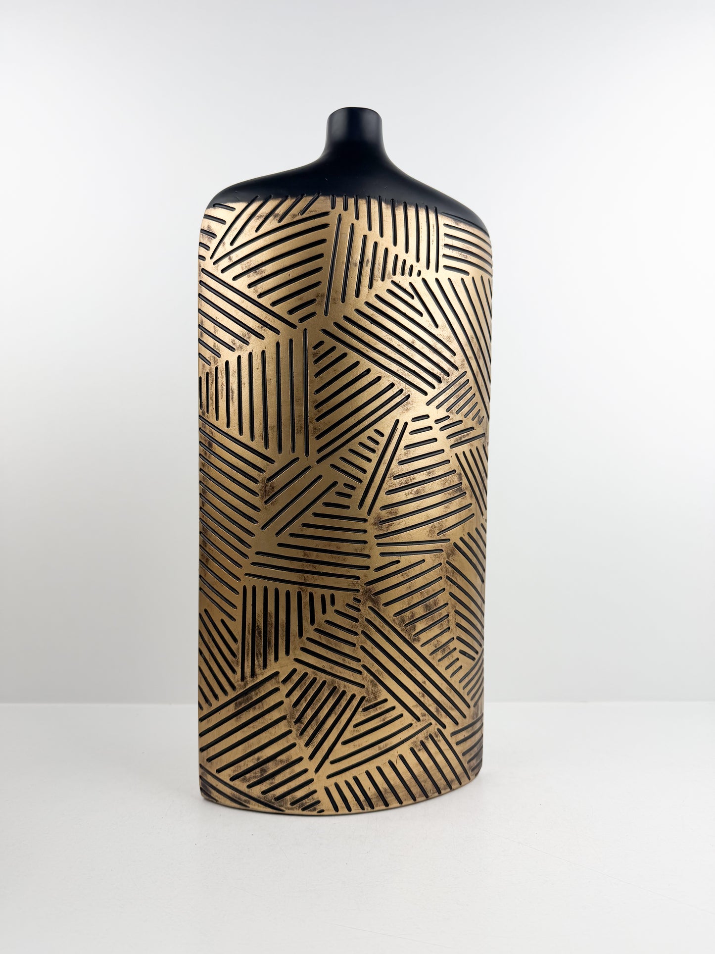 Grand vase en résine décoratif aux lignes épurées, son motif géométrique gravé incarne le style chic