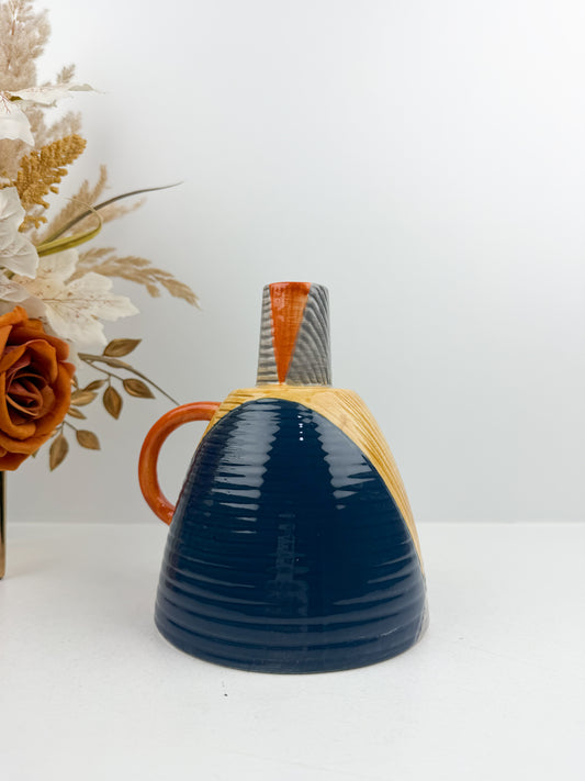 Vase en Céramique traditionnel sculptural unique.