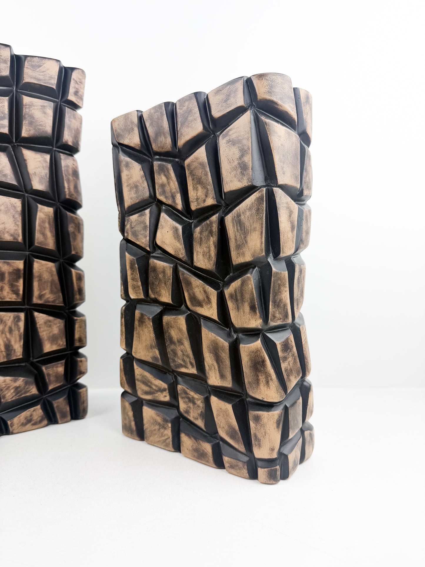 Duo de vases sculpturaux en résine mosaïque au design géométrique affirmé.