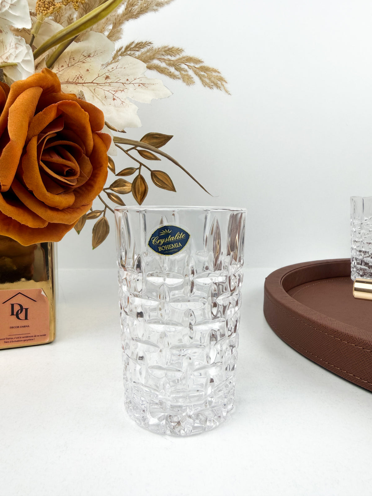 Service de six verres à thé transparents en cristal ciselé à motifs géométriques en relief.