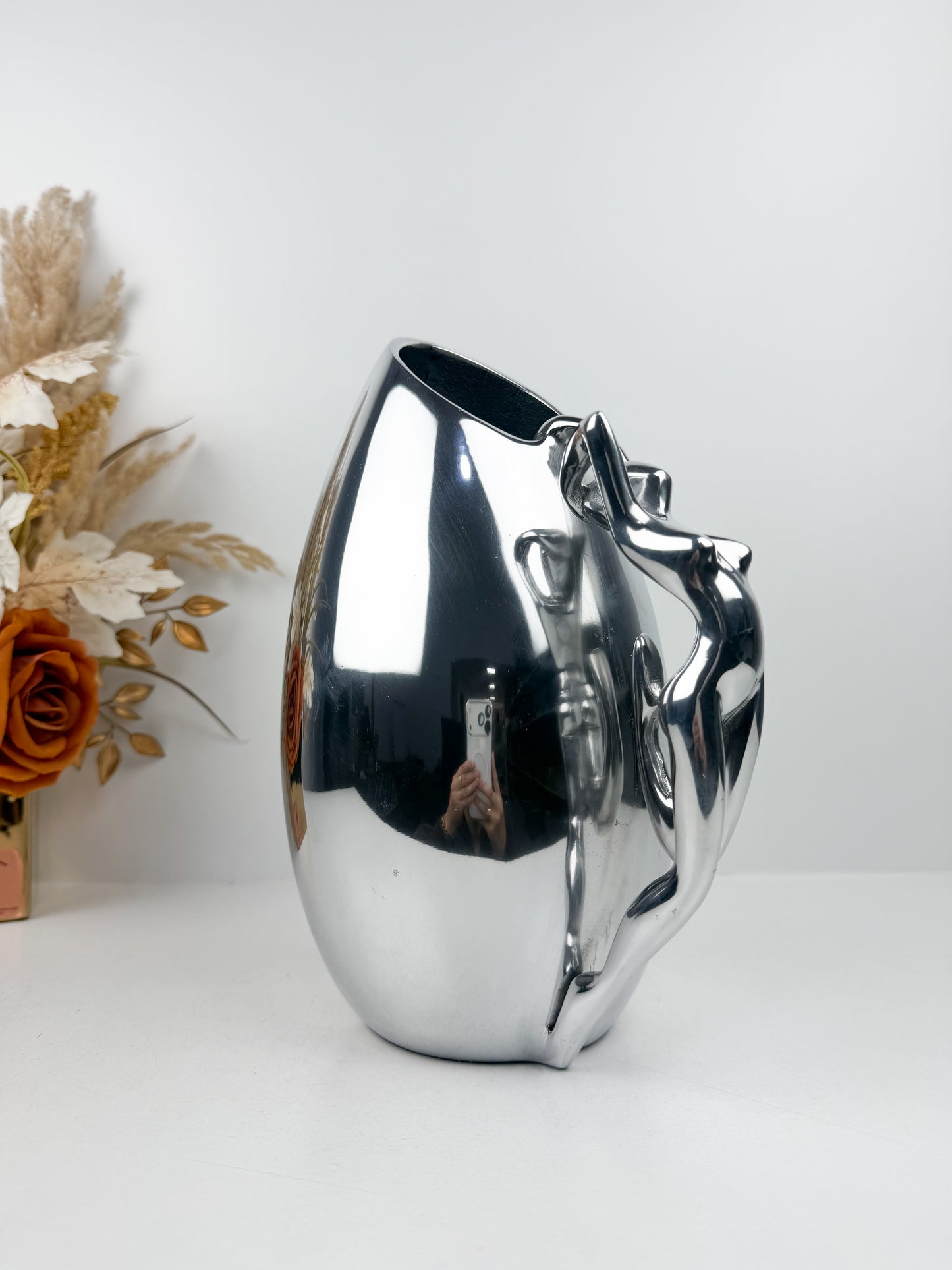 Vase élégant orné d'une silhouette féminine en métal