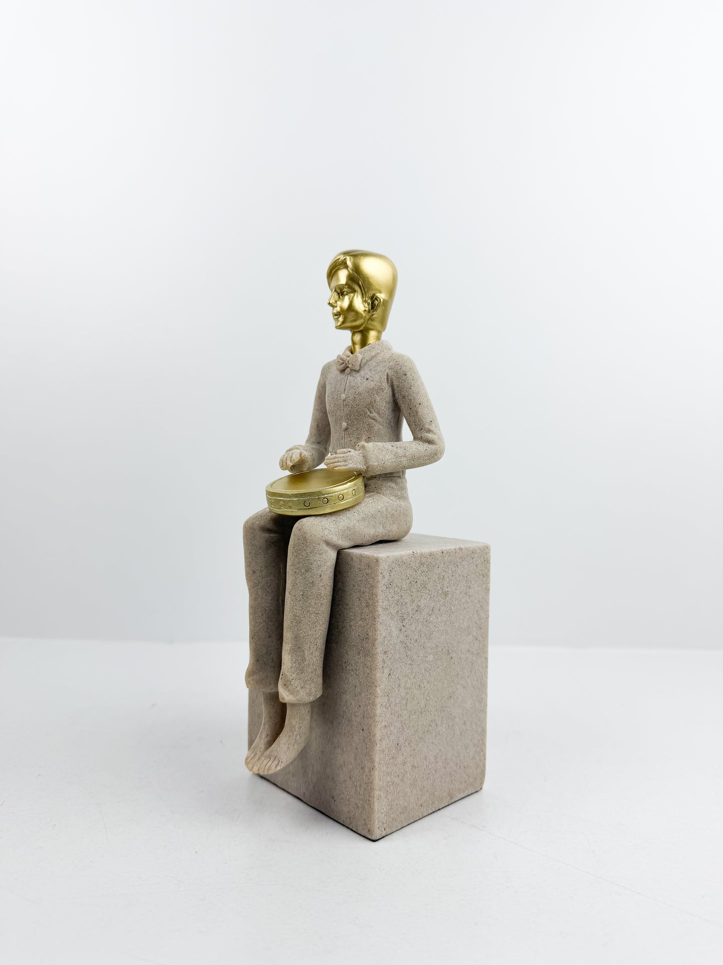 Figurine décorative représentant un musicien assis jouant du tambour