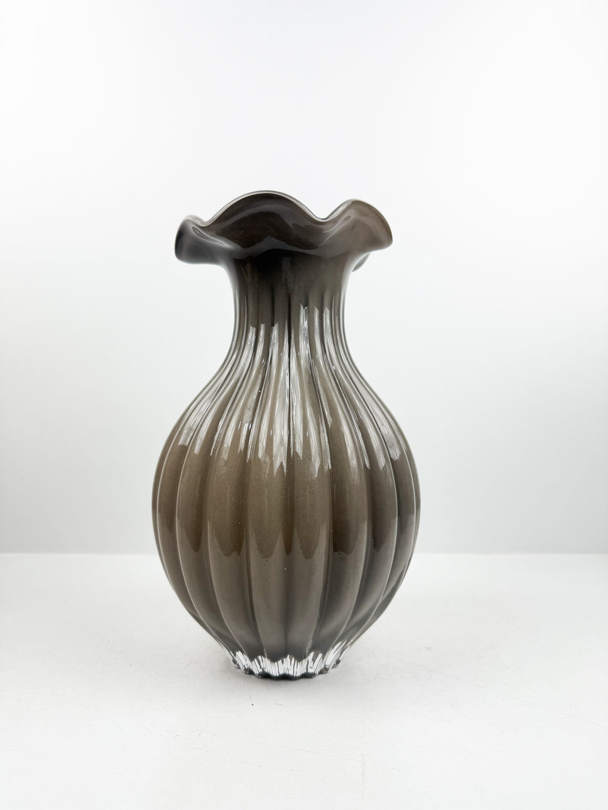 Vase sculpturale en verre soufflé moderne.