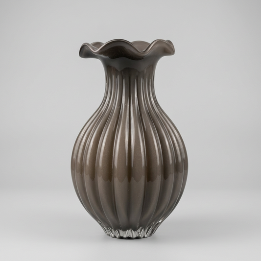 Vase sculpturale en verre soufflé moderne.