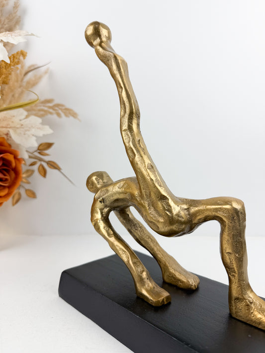 Figurine de gymnastique capturant l'essence du mouvement et de l'équilibre.