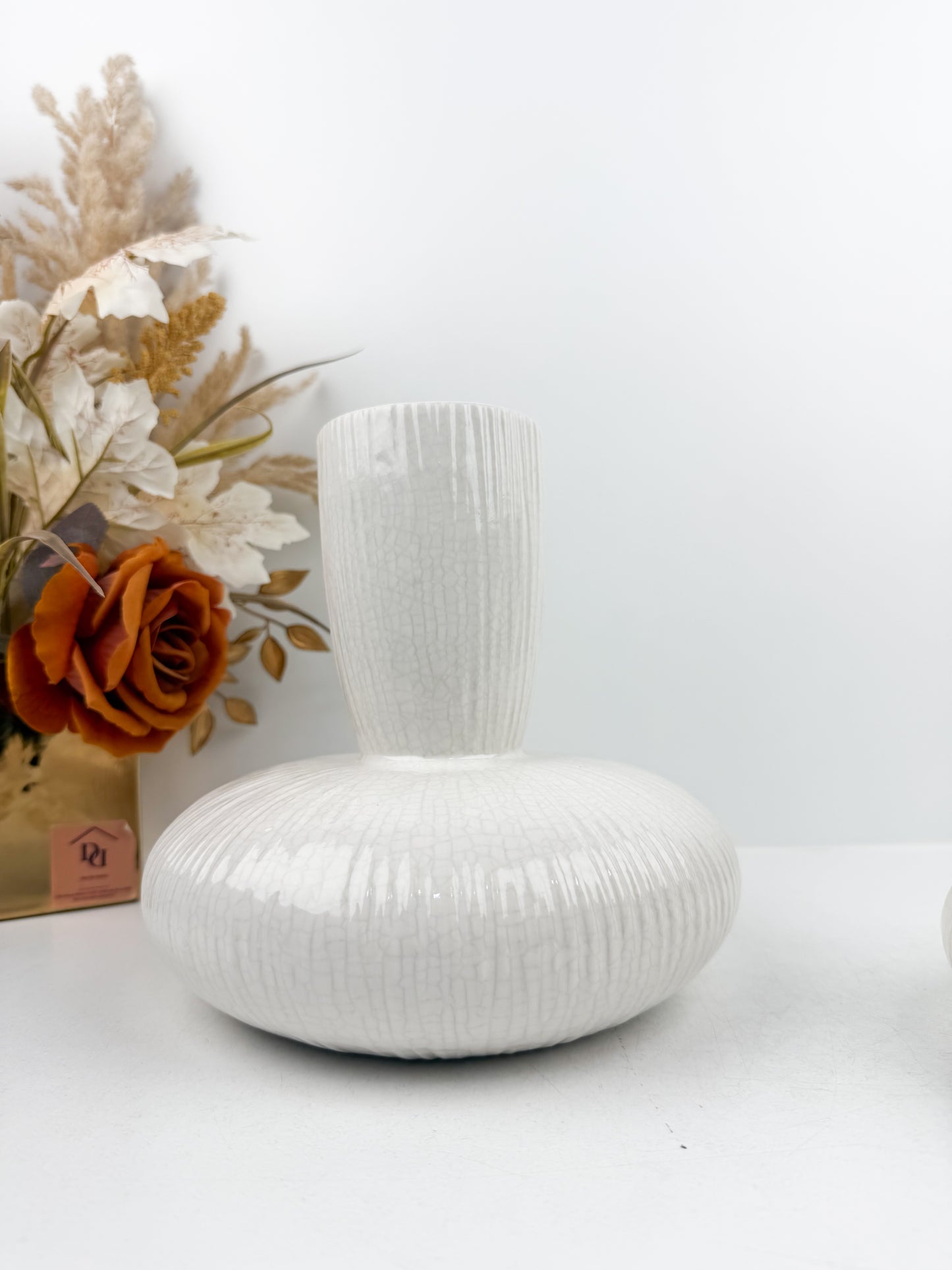 Duo de vases solitaires en céramique blanc cassé avec un col Strié.