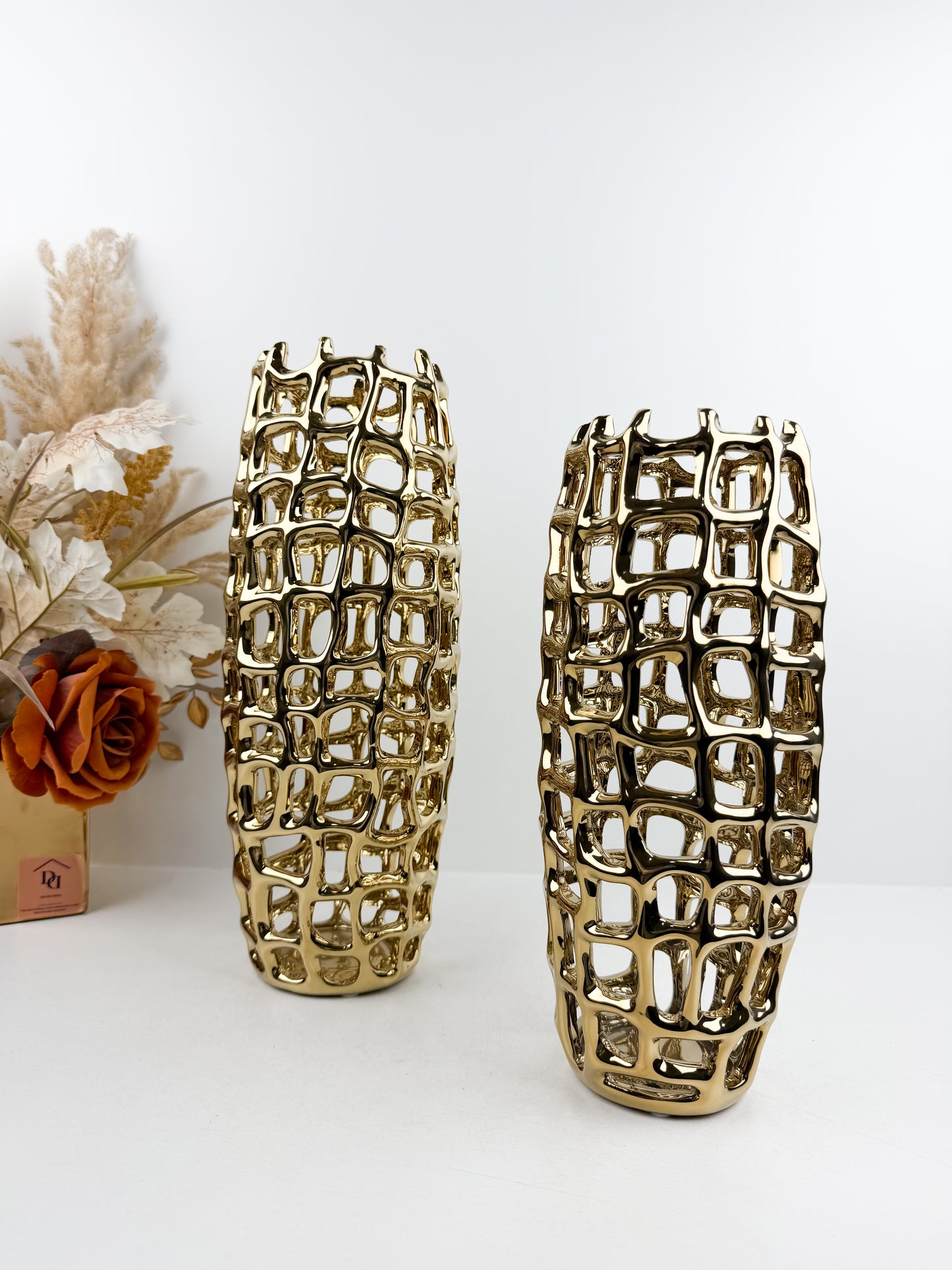 Duo de vases en céramique aux finitions grillées dorées