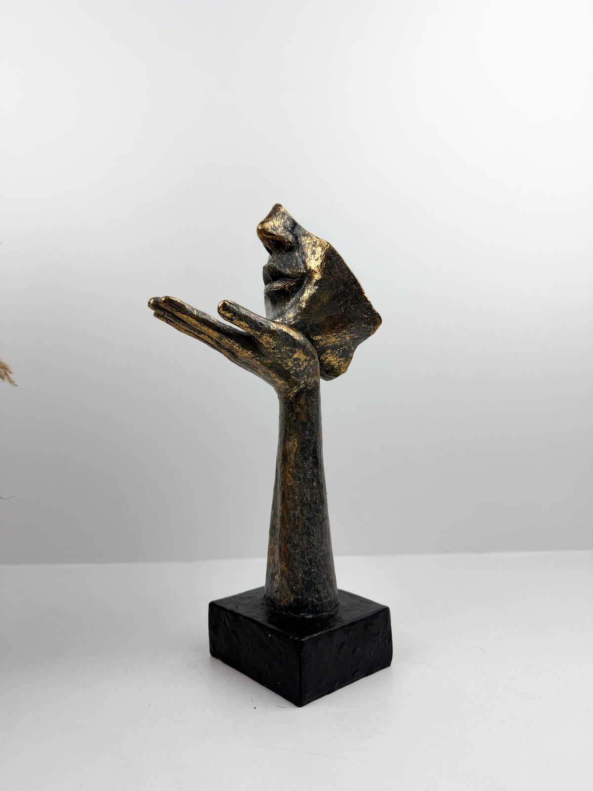 Statuette décorative Sculpturale d'inspiration artistique contemporaine.