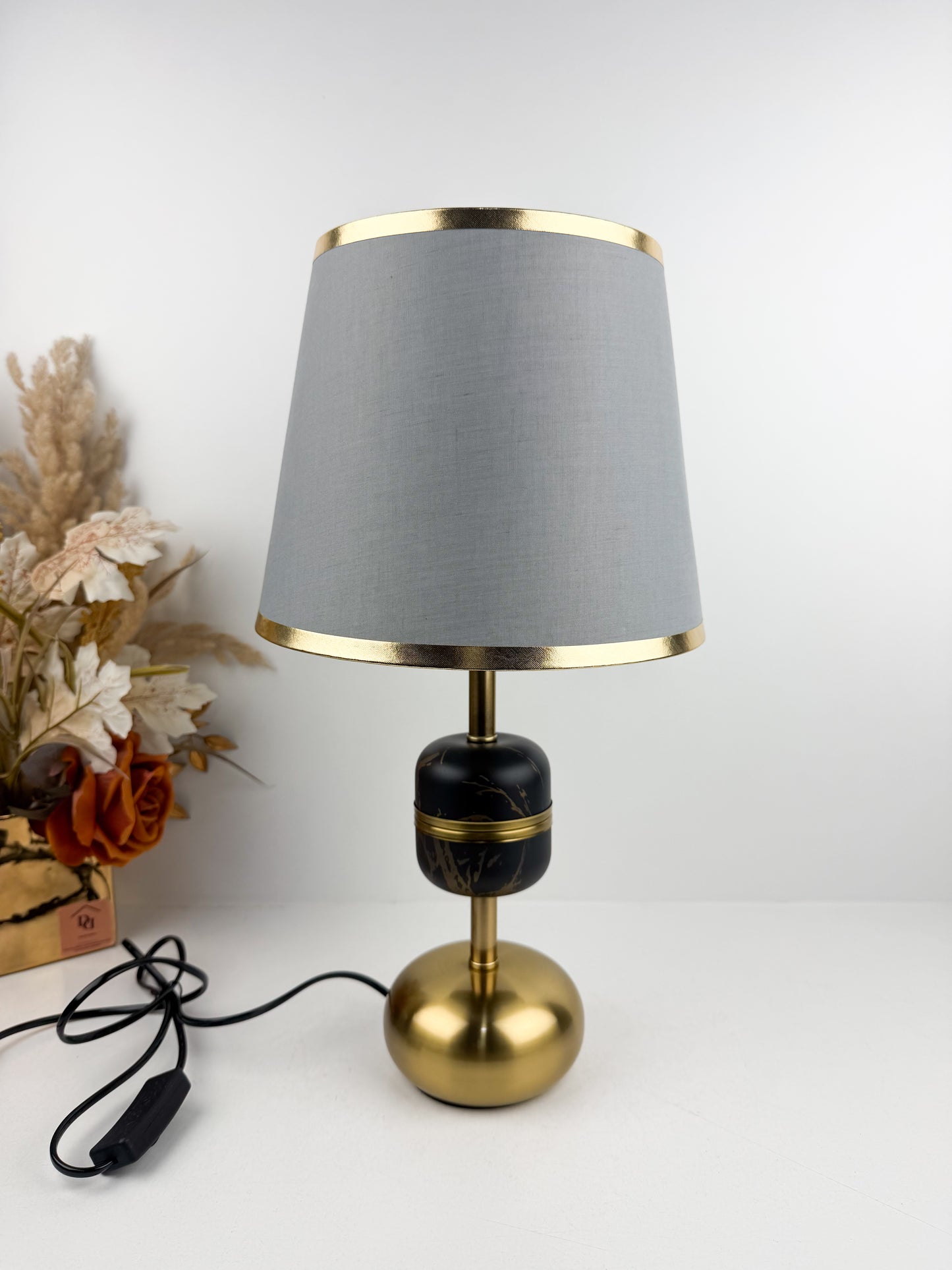 Lampe de table au design contemporain raffiné du laiton poli doré et les accents noirs