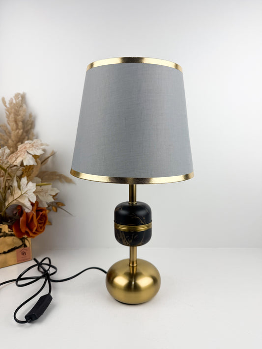 Lampe de table au design contemporain raffiné du laiton poli doré et les accents noirs