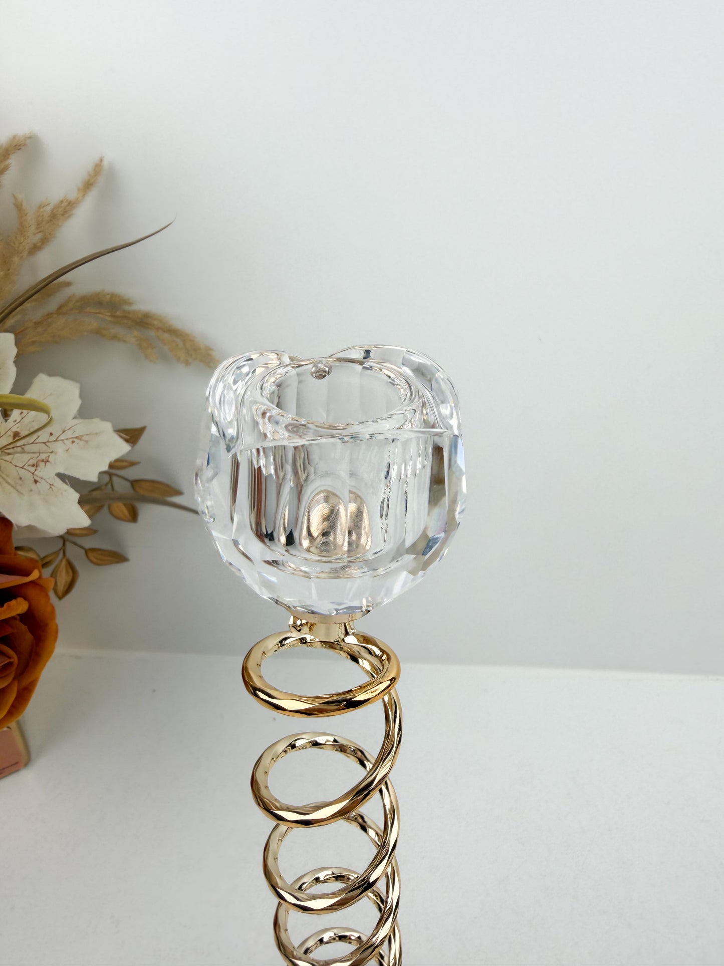 Trio de Bougeoirs en cristal doré sur un socle noir.