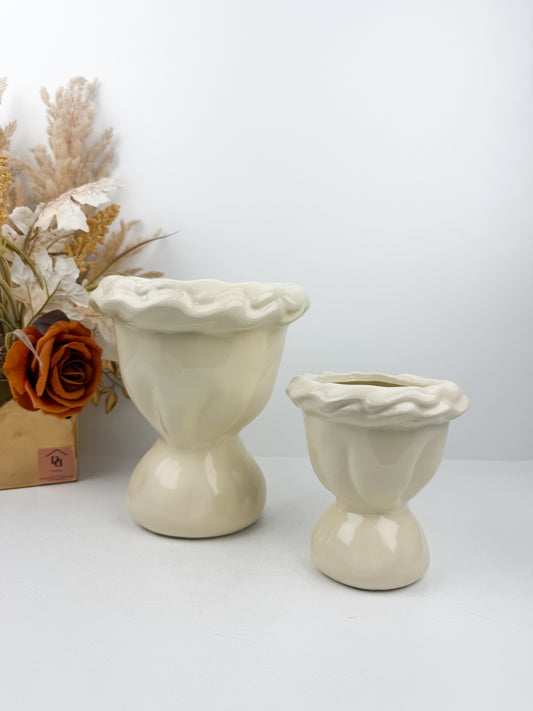 Ensemble de deux vases modernes au design épuré en beige