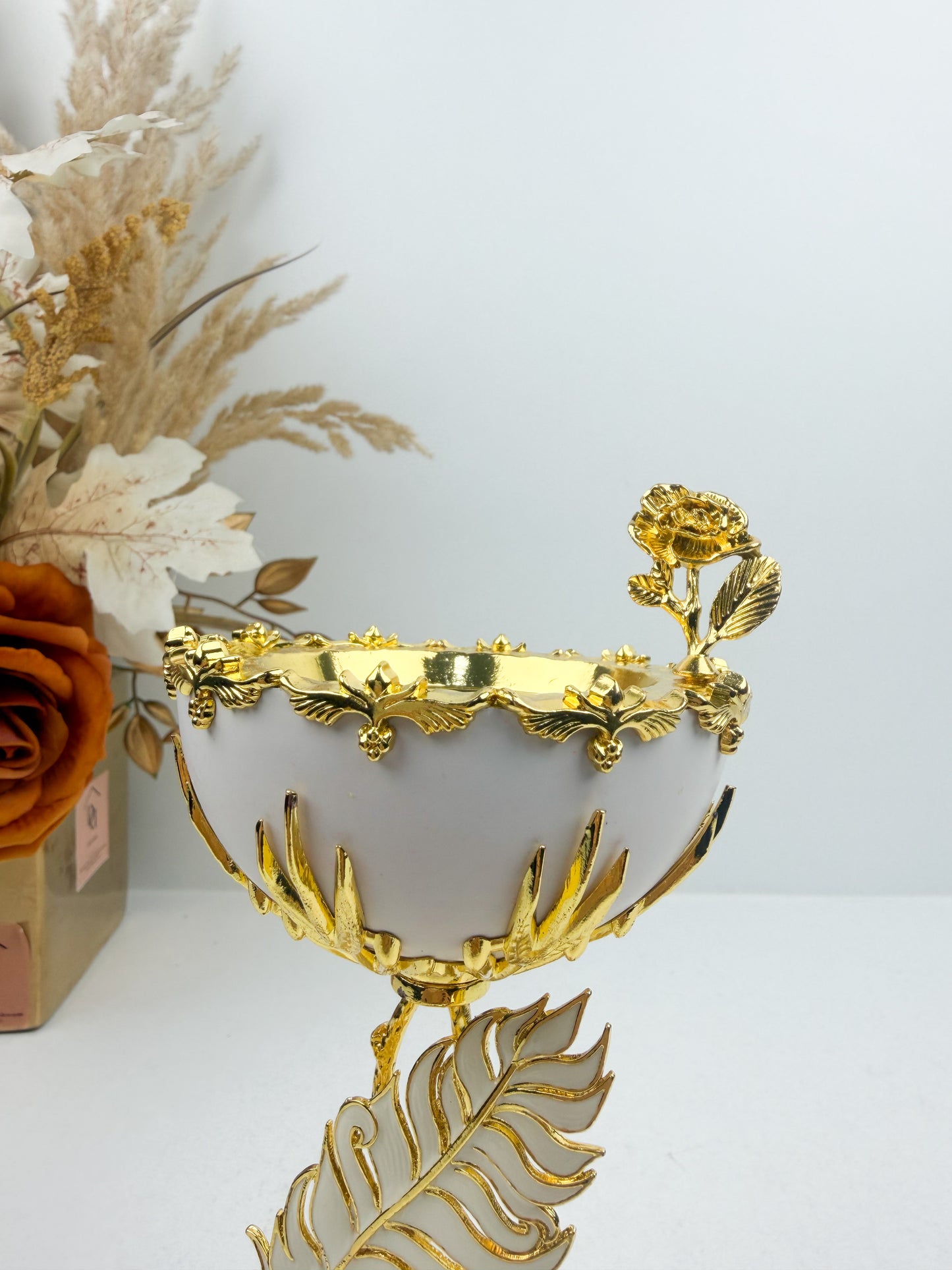 Encensoir de luxe blanc et dorée avec des détails de plume