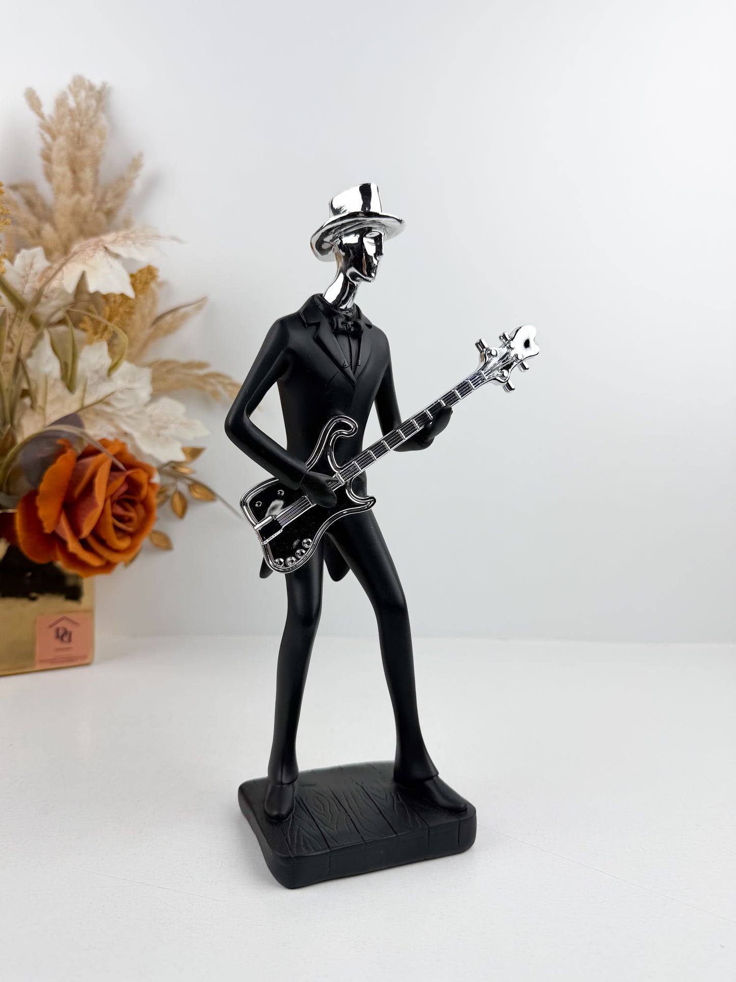 Figurine représentant un guitariste en pleine performance