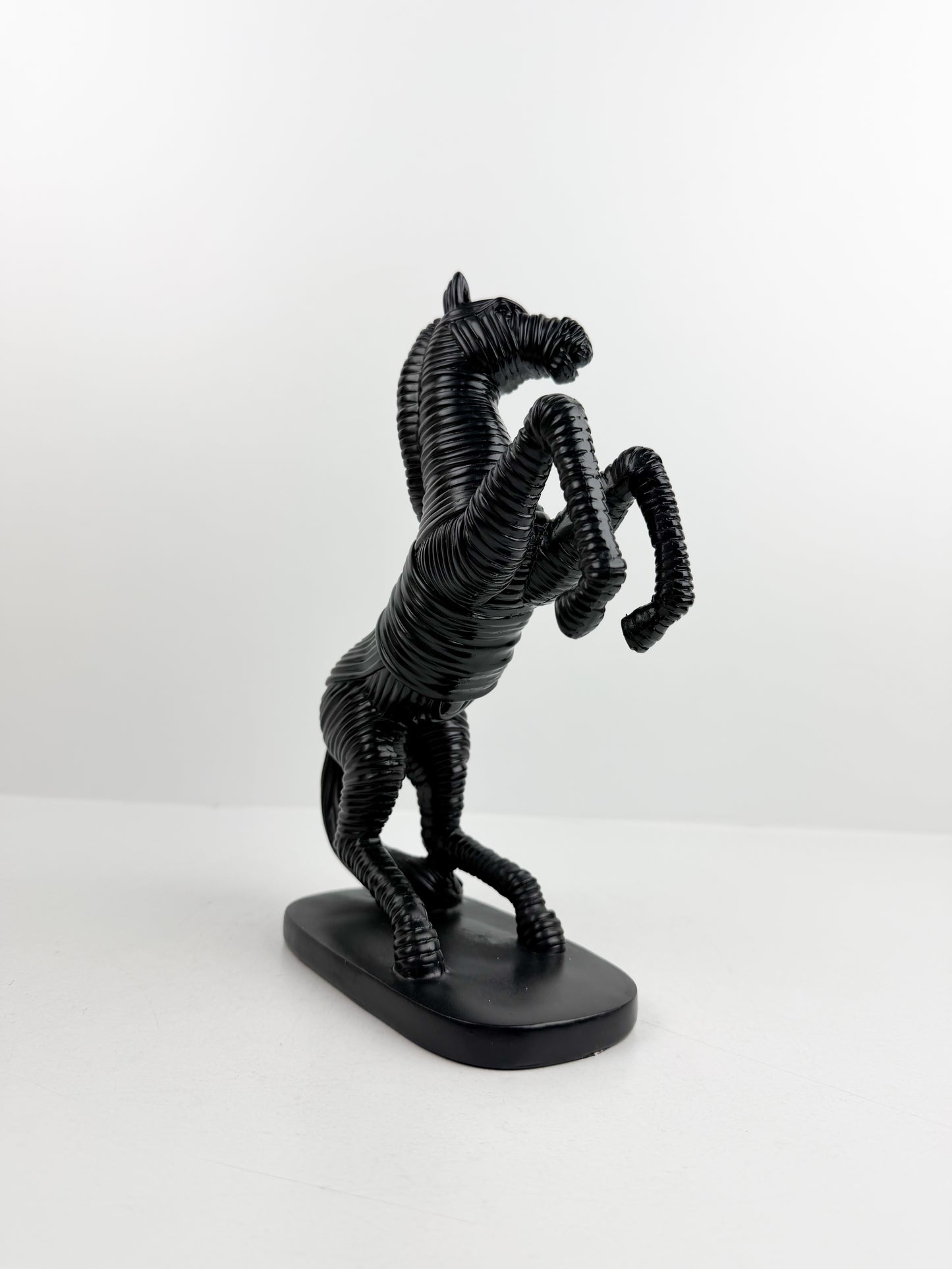 Statue de cheval noir au style moderne en résine