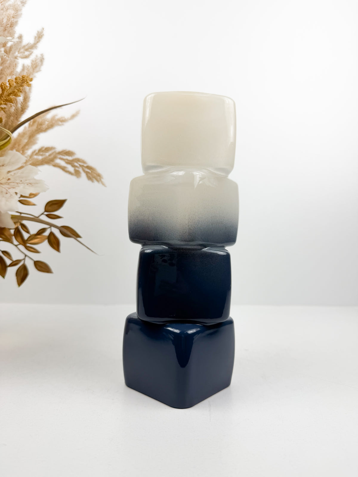 Vase décoratif géométrique au dégradé bleu et blanc.