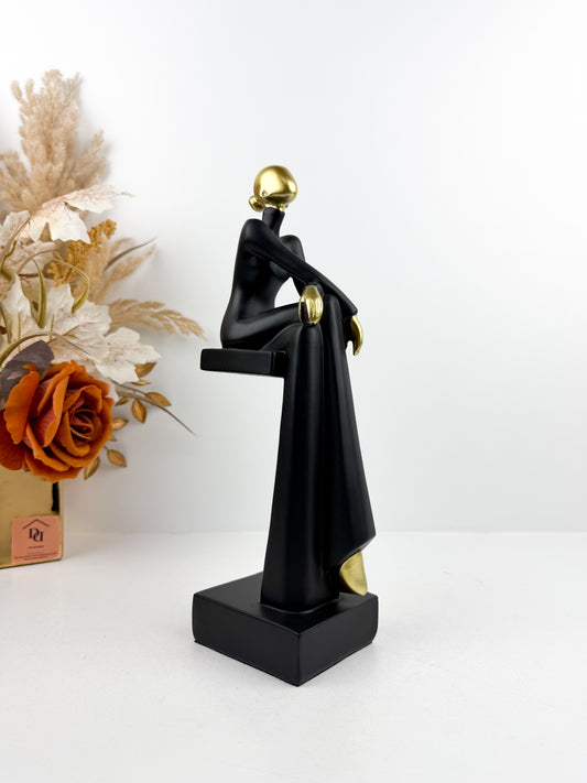 Sculpture moderne représente une femme en posture assise