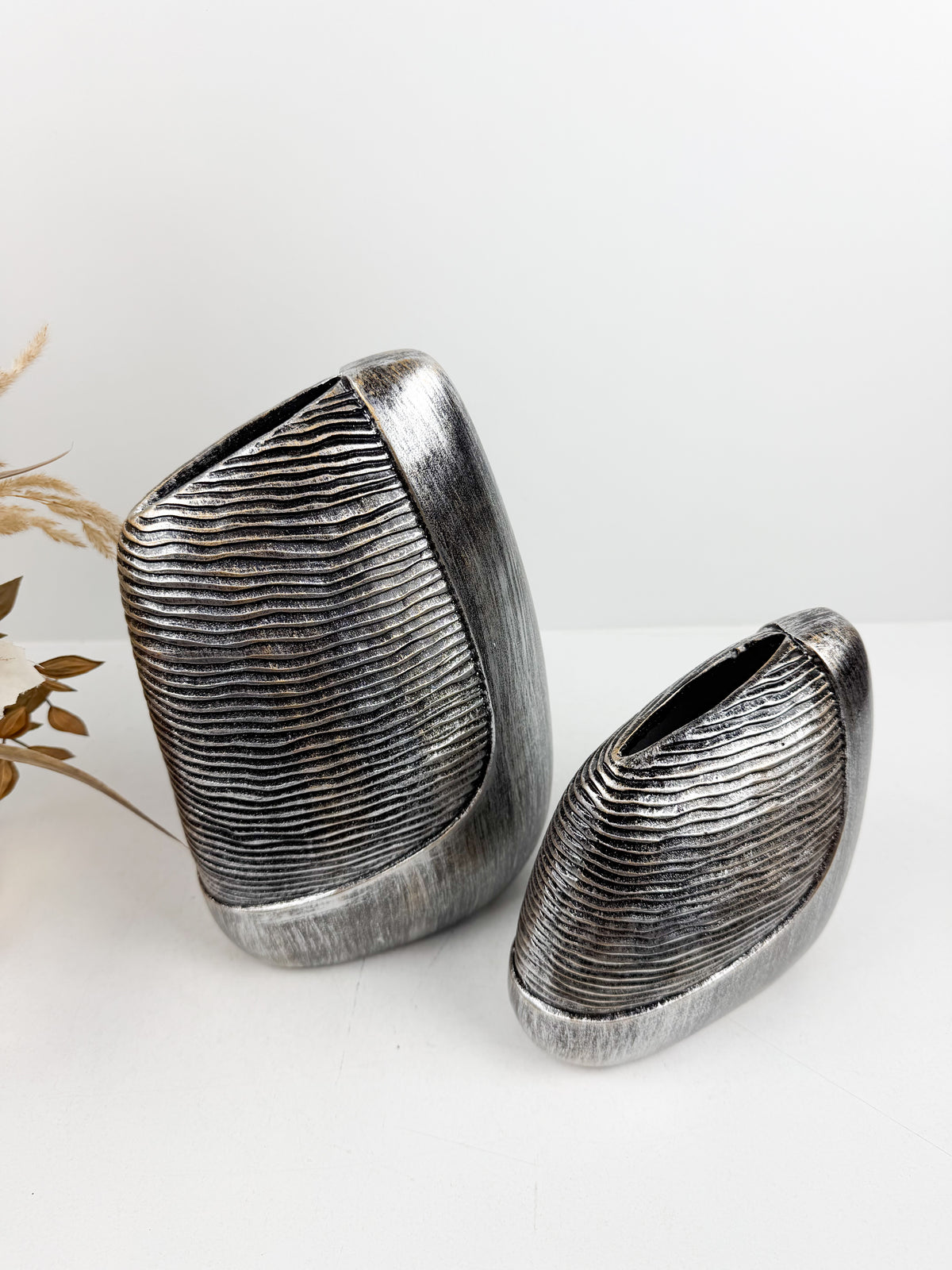Vases décoratifs en résine aux finition texturée.
