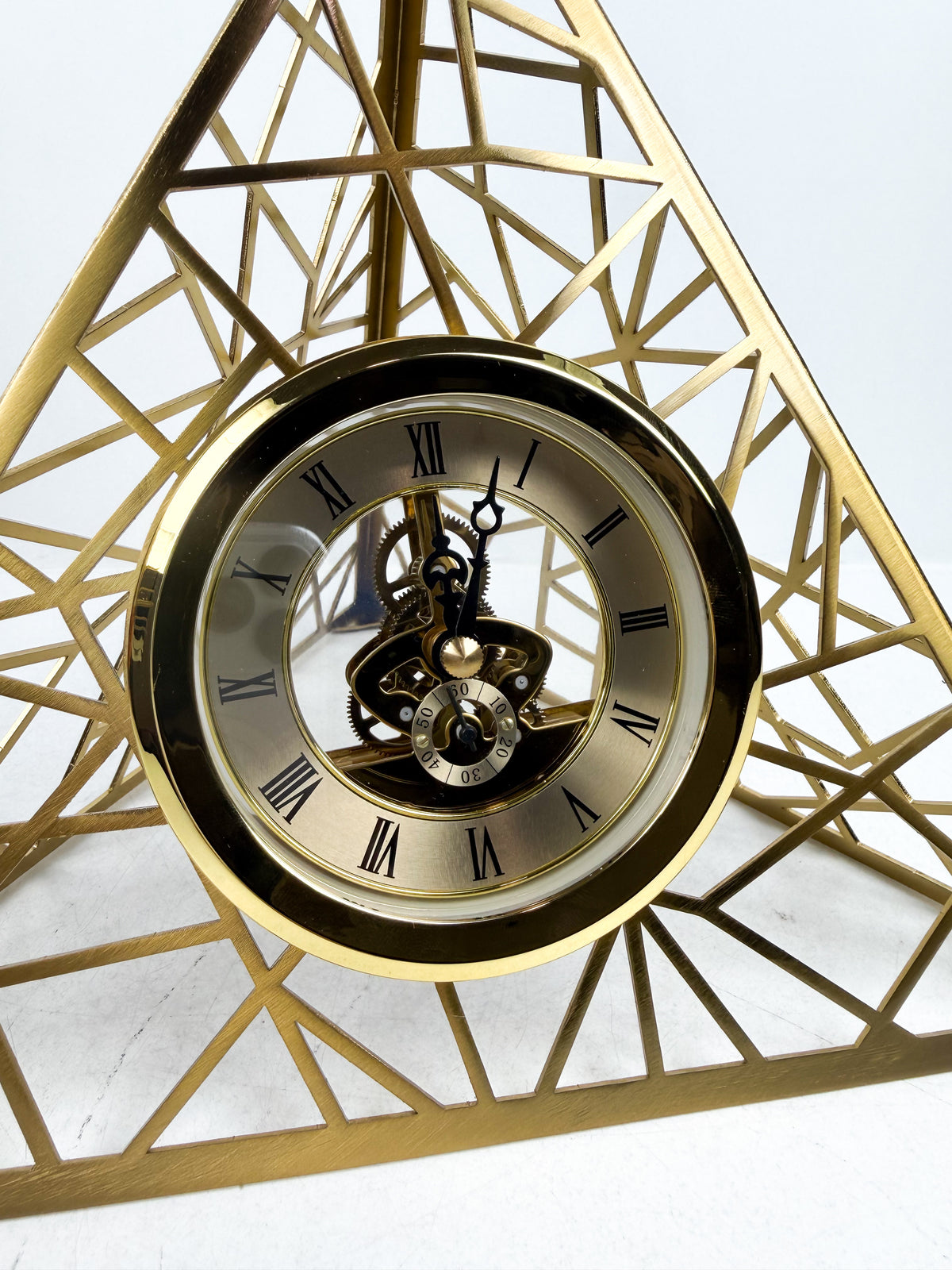 Horloge triangulaire au design géométrique épuré en métal doré